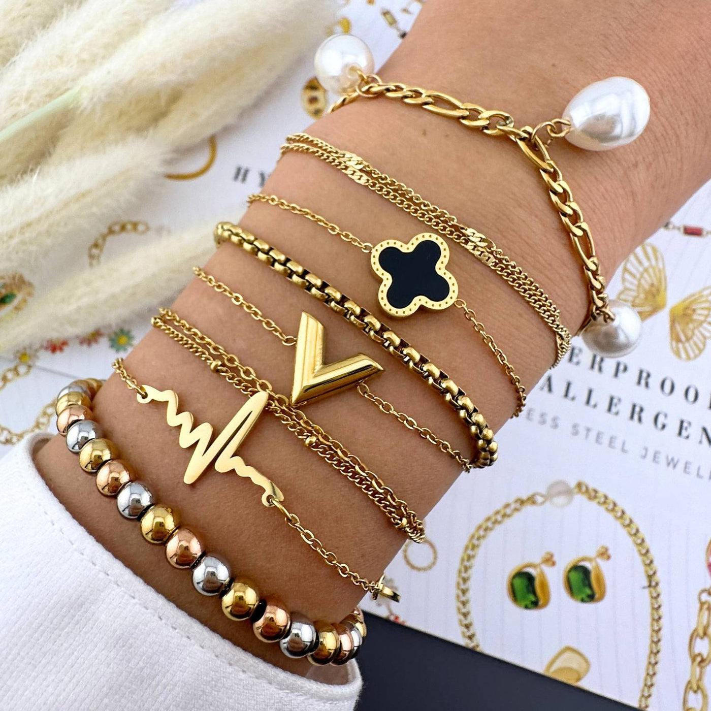 Letter V bracelet, Intensity